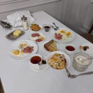 奇姆肯特MINI HOTEL COMFORT的一张桌子,上面放着早餐盘