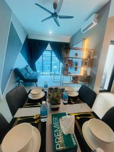 吉隆坡Reizz Residence By D'Amour的用餐室配有桌椅和吊扇