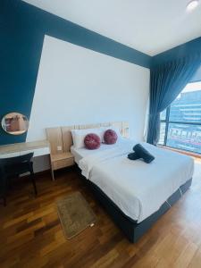 吉隆坡Reizz Residence By D'Amour的一间卧室配有一张床、一张书桌和一个窗户。