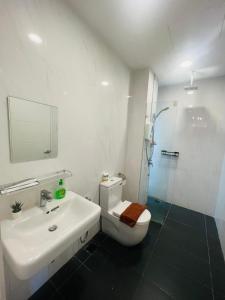 吉隆坡Reizz Residence By D'Amour的浴室配有卫生间、盥洗盆和淋浴。