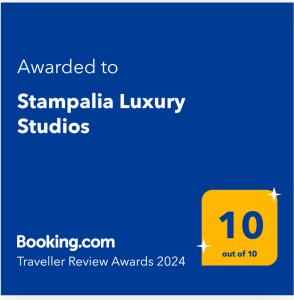 阿斯提帕莱亚镇Stampalia Luxury Studios的黄色标志,上面印着一线的“阿米杜拉”豪华研究