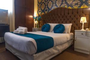 阿雷基帕AM Hotels Collect的酒店客房配有一张带蓝色枕头的大床