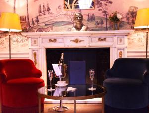 彼索普斯托福唐霍尔酒店的客厅配有两把椅子、一张桌子和壁炉
