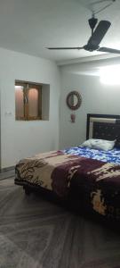 焦特布尔Anne Guest House的一间卧室设有一张床和天花板