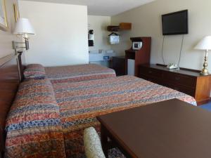 加登城National 9 Inn的配有一张床和一台平面电视的酒店客房
