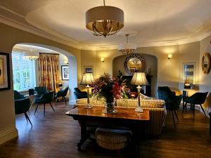 谢林汉姆伯灵顿贝提酒店的客厅配有沙发和桌子