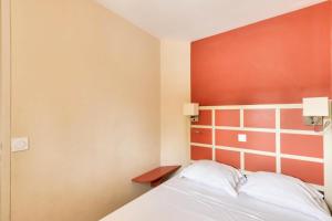戛纳Résidence Cannes Villa Francia - maeva Home - Appartement 2 pièces 5 perso 634的一间卧室配有一张床和一个红色床头板