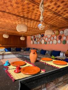 拉巴特Riad el wazzania的柜台上带橙色板的厨房