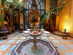 马拉喀什桑德斯摩洛哥传统庭院住宅的建筑中间带喷泉的房间