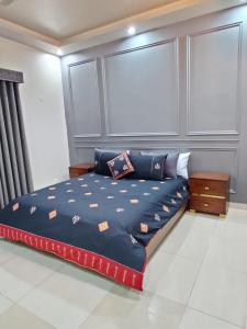 卡拉奇Supreme Villa Block 6 Gulshan-e-iqbal Auto Generator的一间卧室配有一张蓝色床单