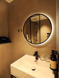 阿布扎比AUHotel - Zayed International Airport的浴室设有白色水槽和镜子