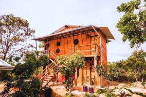 戈亚斯州上帕莱索Daya Ma Hospedagem的木头建筑,有楼梯