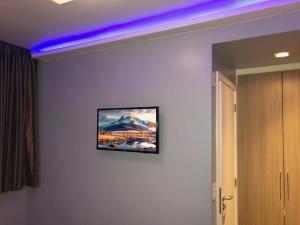 尼泰罗伊尼泰罗伊培亚格兰德酒店的墙上有紫色灯的照片的房间