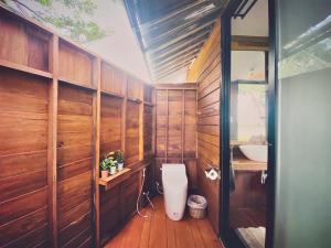Ban Pa LanIdeal View Villa lanna的一间带卫生间和水槽的浴室