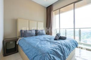 吉隆坡Dorsett Residences, Sri Hartamas-KL, Hotel Theme Studio Homes by Flexihome-MY的一间卧室设有一张蓝色的床和大窗户