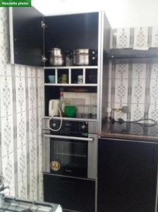 IvatoVilla SPIROU的厨房配有炉灶和微波炉。