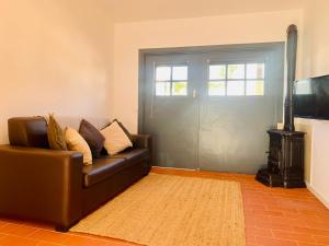 拉戈斯Quinta da Bela Vista的客厅设有真皮沙发和门。