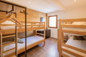 瓦卢瓦尔Chalet Lova的小屋内带三张双层床的客房