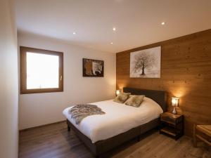瓦卢瓦尔Chalet Lova的一间卧室设有一张床和一个窗口