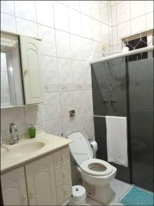 布罗塔斯Suíte privativa Gigá的浴室配有卫生间、盥洗盆和淋浴。