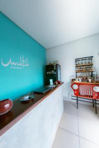 卡罗莱纳Pousada Maktub的一间设有蓝色墙壁和柜台的餐厅