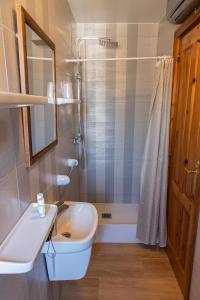 佩尼斯科拉卡萨胡安妮塔酒店的白色的浴室设有水槽和淋浴。