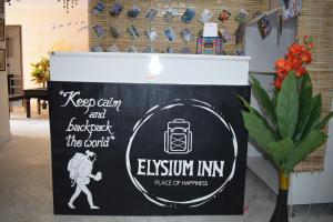 海得拉巴Elysium Inn的一种说保持平静和背包法院的标志