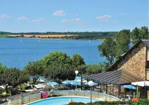 Salles-CuranChalet - Piscine - eecfce的享有湖景的游泳池