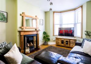 北安普敦Elegant Two Bedroom House by AV Hughes Properties Short Lets & Serviced Accommodation Northampton with Free Parking & Fast Wi-Fi的带沙发和电视的客厅