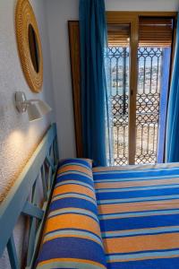 佩尼斯科拉卡萨胡安妮塔酒店的窗户和门的房间的一张床位