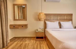 开罗Lotus Inn的一间卧室配有一张床和镜子