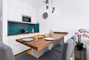科蒂略Cotillo Star by NicoleT的厨房配有木桌和两把椅子