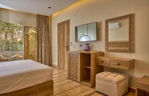 开罗Lotus Inn的一间卧室配有一张床、镜子和电视
