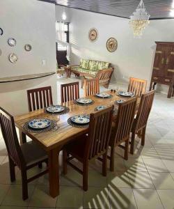 德奥多鲁元帅镇Casa em Praia do Francês - Alagoas.的一间带木桌和椅子的用餐室