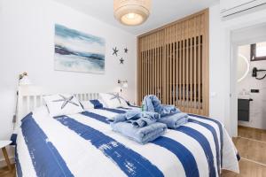 科蒂略Cotillo Star by NicoleT的卧室配有蓝色和白色的床和蓝色毛巾