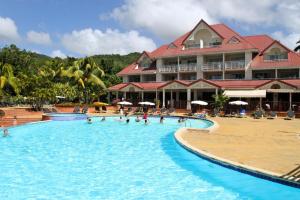 圣吕斯Village Sainte Luce, Martinique - maeva Home - Appartement 3 pièces 6 perso 861的酒店前方的大型游泳池