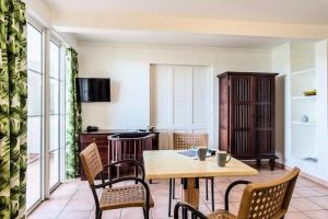 圣吕斯Village Sainte Luce, Martinique - maeva Home - Appartement 3 pièces 6 perso 861的一间带桌椅的用餐室