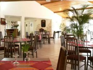 奥雷龙圣乔治Chalet 5 étoiles - Piscine - eeaibd的餐厅内带桌椅的用餐室