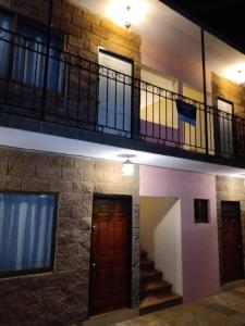 瓜纳华托La Casa Rosa Guanajuato的一座设有楼梯和阳台的建筑