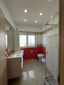 LeonforteCasa vacanza Helios的浴室配有卫生间、盥洗盆和淋浴。