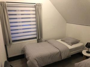 库万Le Montôbuis的一间小卧室,配有床和窗户