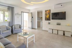 埃尔加斯托尔3 bedrooms chalet with private pool terrace and wifi at El Gastor的带沙发和电视的客厅