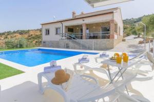 埃尔加斯托尔3 bedrooms chalet with private pool terrace and wifi at El Gastor的一座带游泳池和房子的别墅