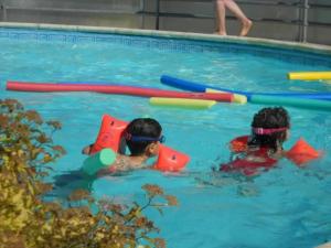 Salles-CuranMobilhome 4 étoiles - Piscine - eecfcg的2名儿童在带玩具的游泳池玩耍