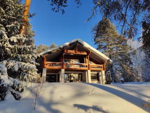 YläkoliKolin Runo的雪地里的小木屋,有雪覆盖的树木