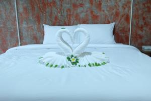 查汶苏梅岛帕瑟旅舍的两只天鹅用床上的花朵制成