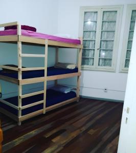 阿雷格里港Hostel Bahia的双层床间 - 带两张双层床