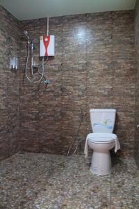 查汶苏梅岛帕瑟旅舍的一间带卫生间和淋浴的浴室