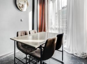 弗罗茨瓦夫BLACKNIGHT Apartment - Self Check-In 24h的窗户客房内的桌椅