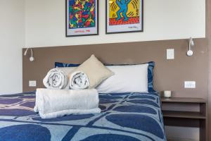 布宜诺斯艾利斯Loft Elegante a 5 Minutos de Puerto Madero 8A的卧室配有蓝色和白色的床和2个枕头